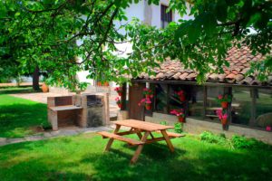 Landhaus Navarra Mertxenea. Barbecue im Garten