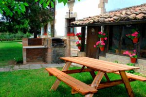 Casas rurales con encanto. Mertxenea, barbacoa en el jardín