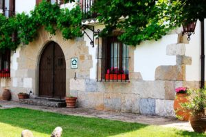 Charming cottages. Mertxenea, entry.