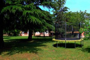 Charming cottages. Mertxenea, large garden with elastic bed