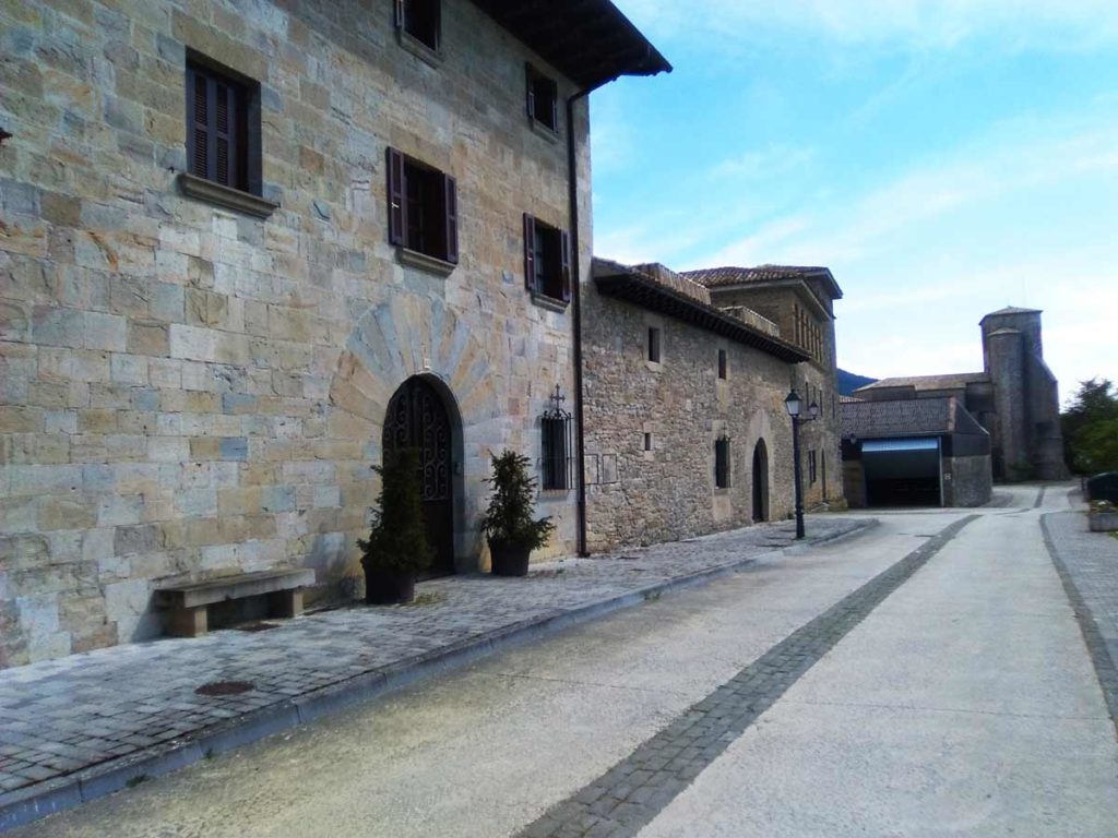 Elcano es un pueblo de calles amplias