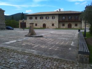 Plaza del pueblo de Elcano.